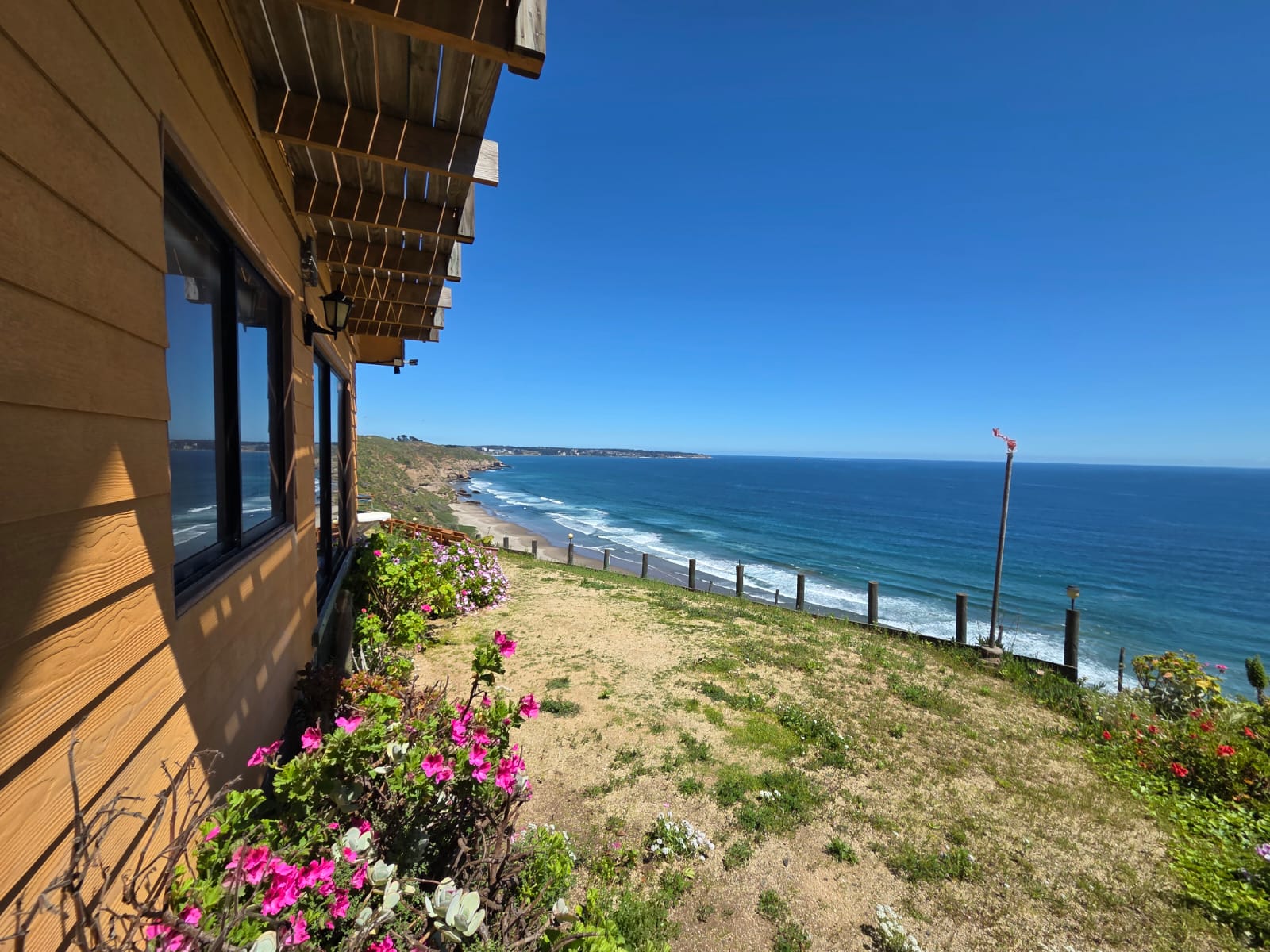 Vista al Pacífico desde el Hostal Maitencillo Sur, con la bahía y la playa abajo