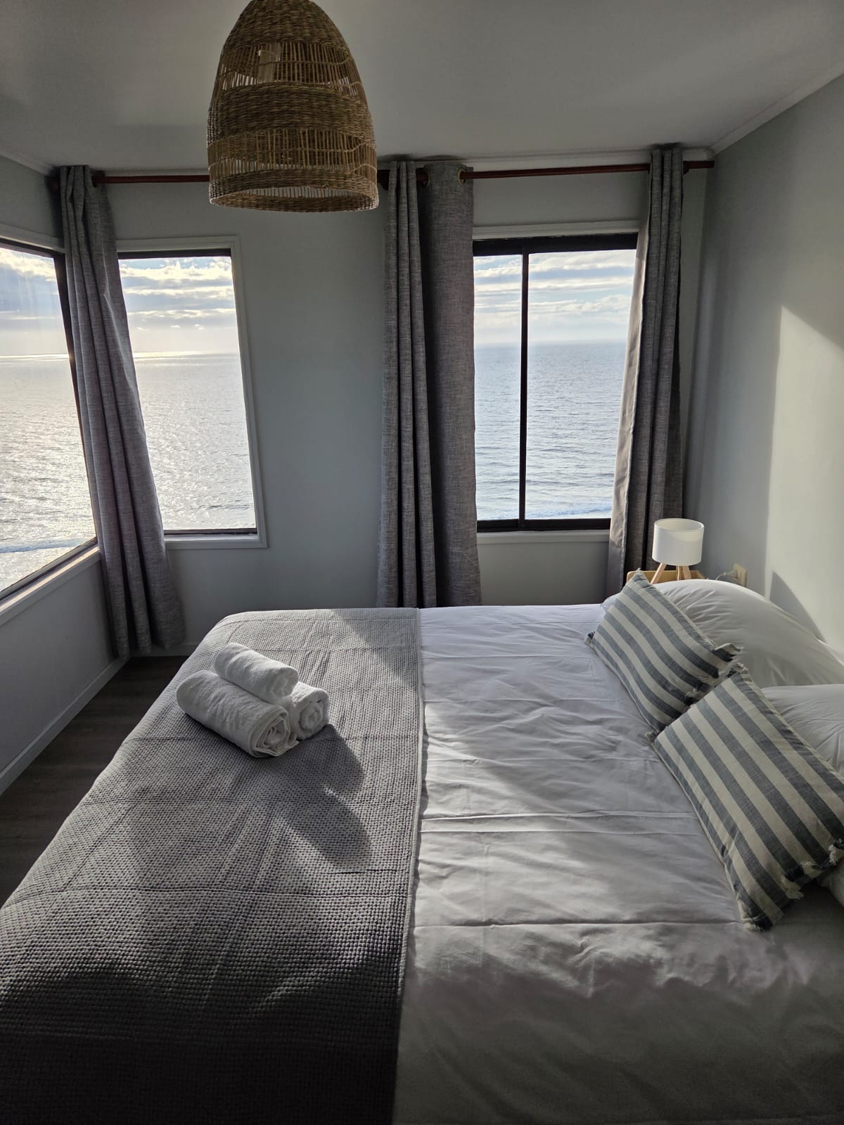 Habitación con vista al Pacífico desde ventanales en esquina