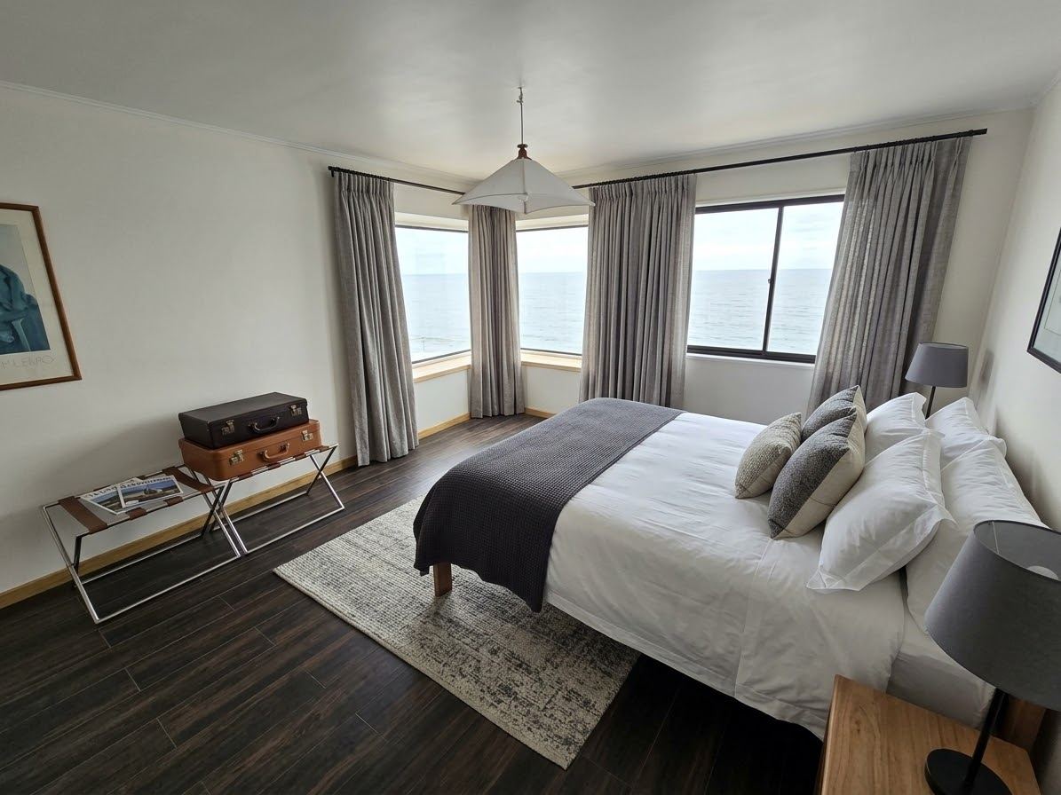 Habitación Doble Deluxe con cama king y ventanales al mar